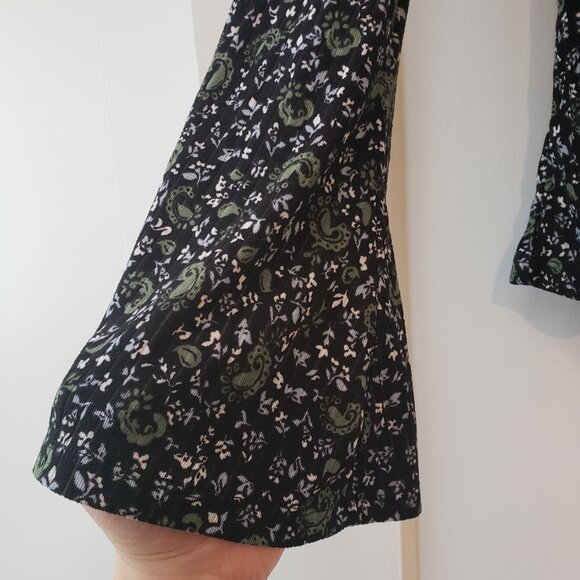 Bundle of two women's size small floral tops, blue off the shoulder & bl… - Picture 7 of 11